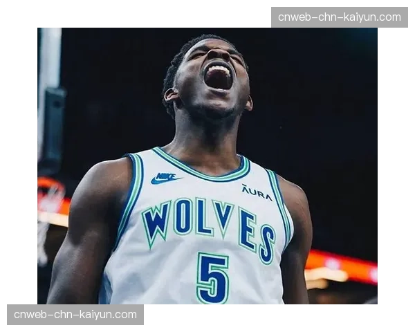 特写：终场哨响，带队逼平强敌的卢顿主帅爱德华兹与球迷共同庆祝