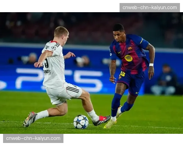 法兰克福球员疑似在场上用暗语沟通,执行了一次复杂的战术任意球配合。 法兰克福球员疑似在场上用暗语沟通,执行了一次复杂的战术任意球配合。